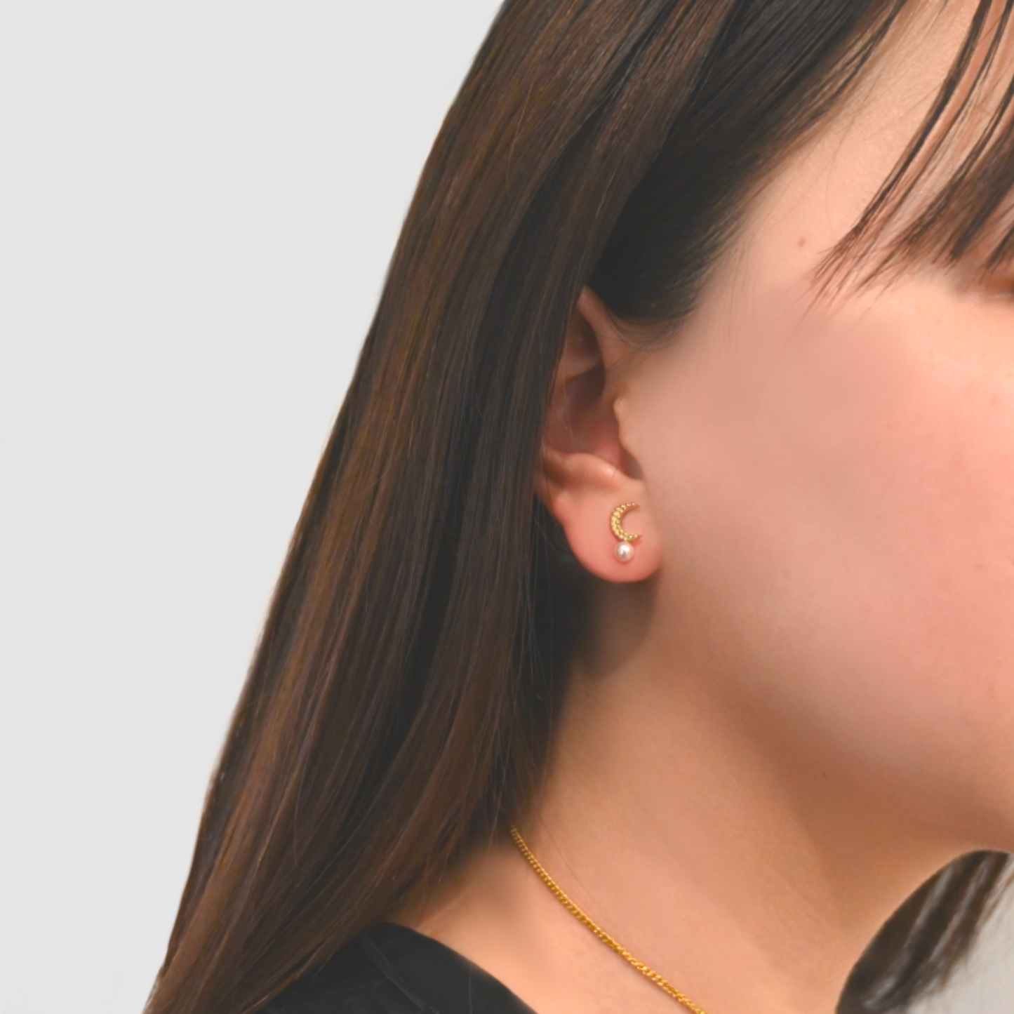 Aoi ベビーアコヤ真珠ムーンピアス - 18Kゴールド、1個